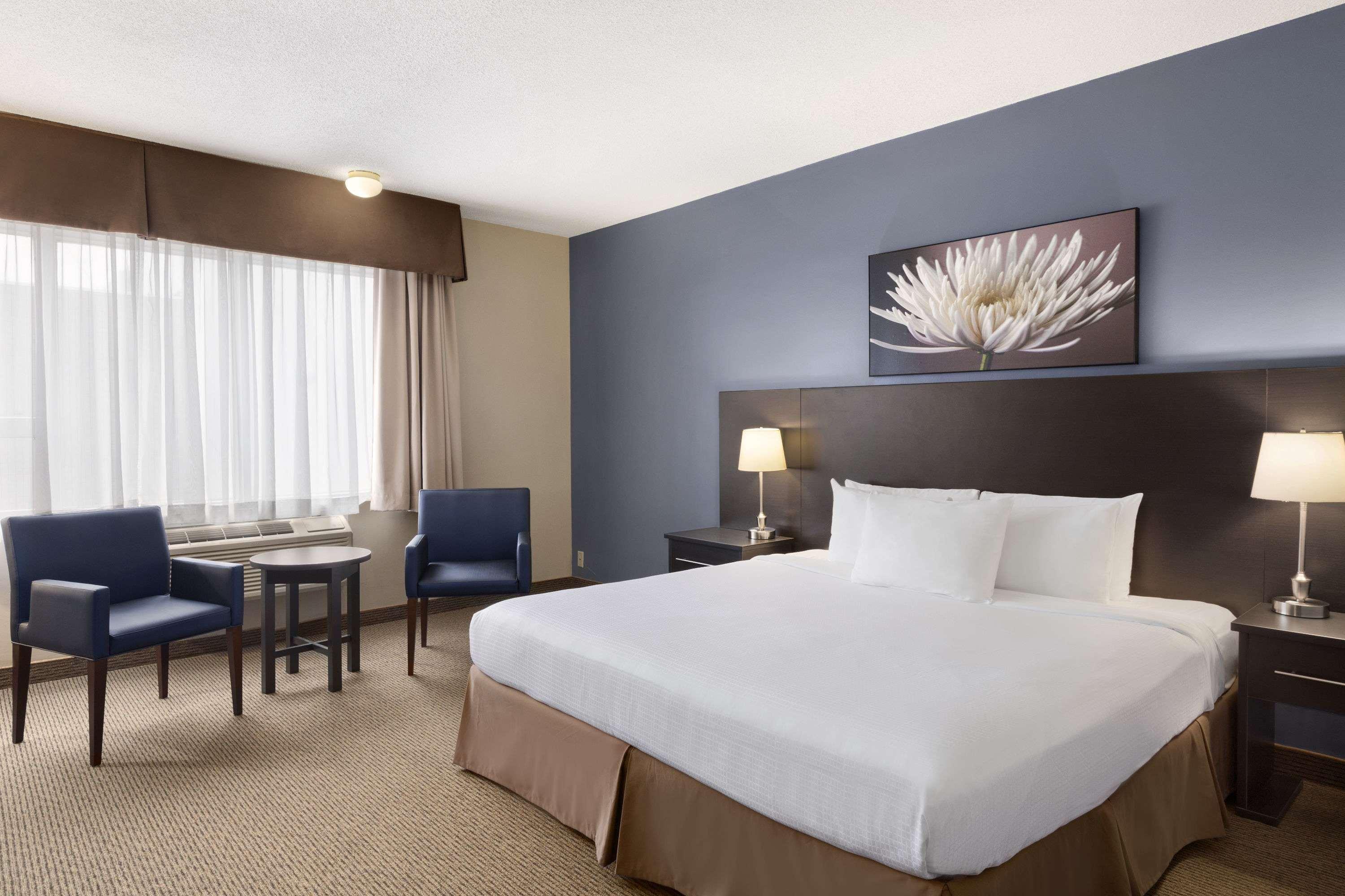 Days Inn By Wyndham Montreal Airport Conference Centre Dorval Bagian luar foto