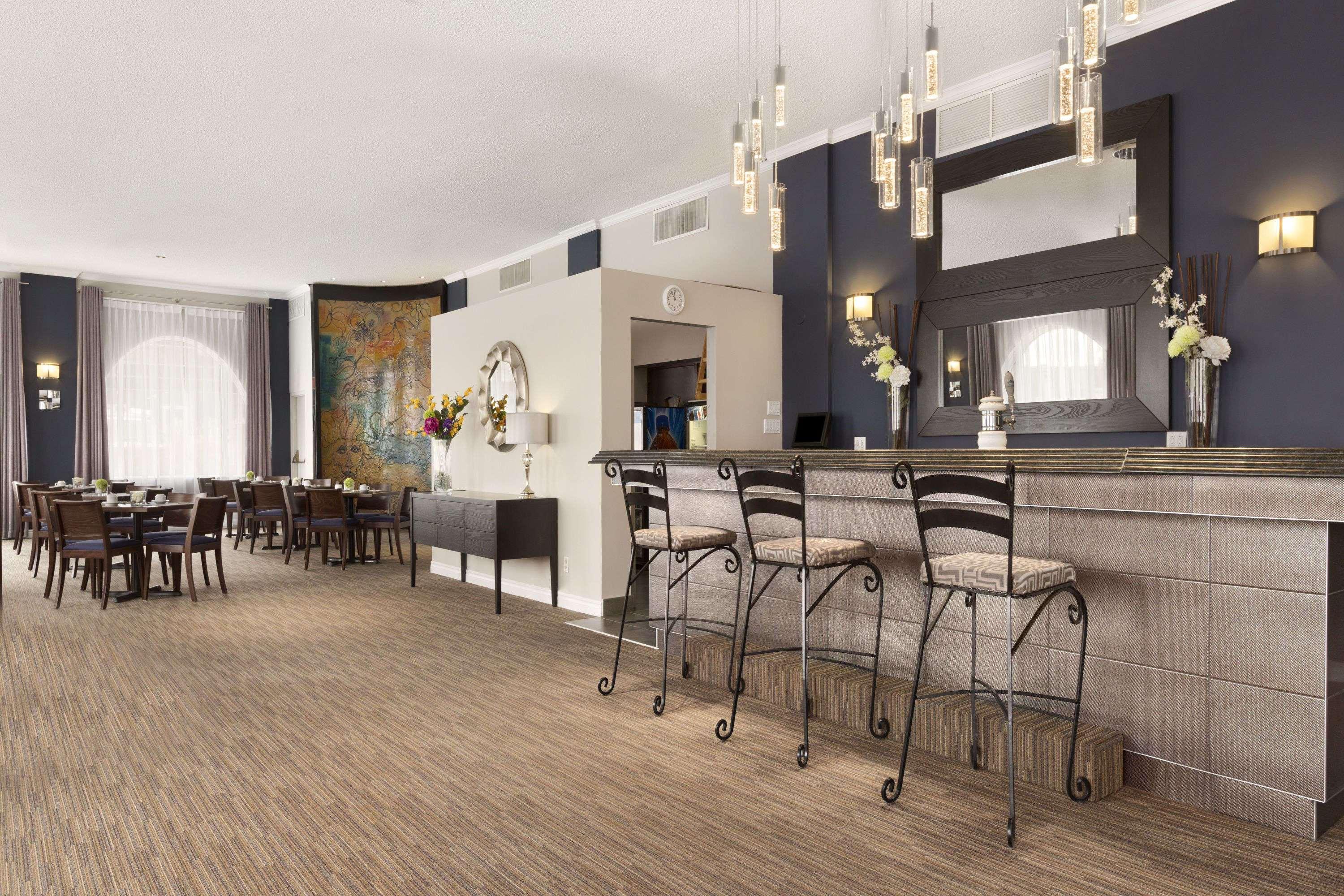 Days Inn By Wyndham Montreal Airport Conference Centre Dorval Bagian luar foto