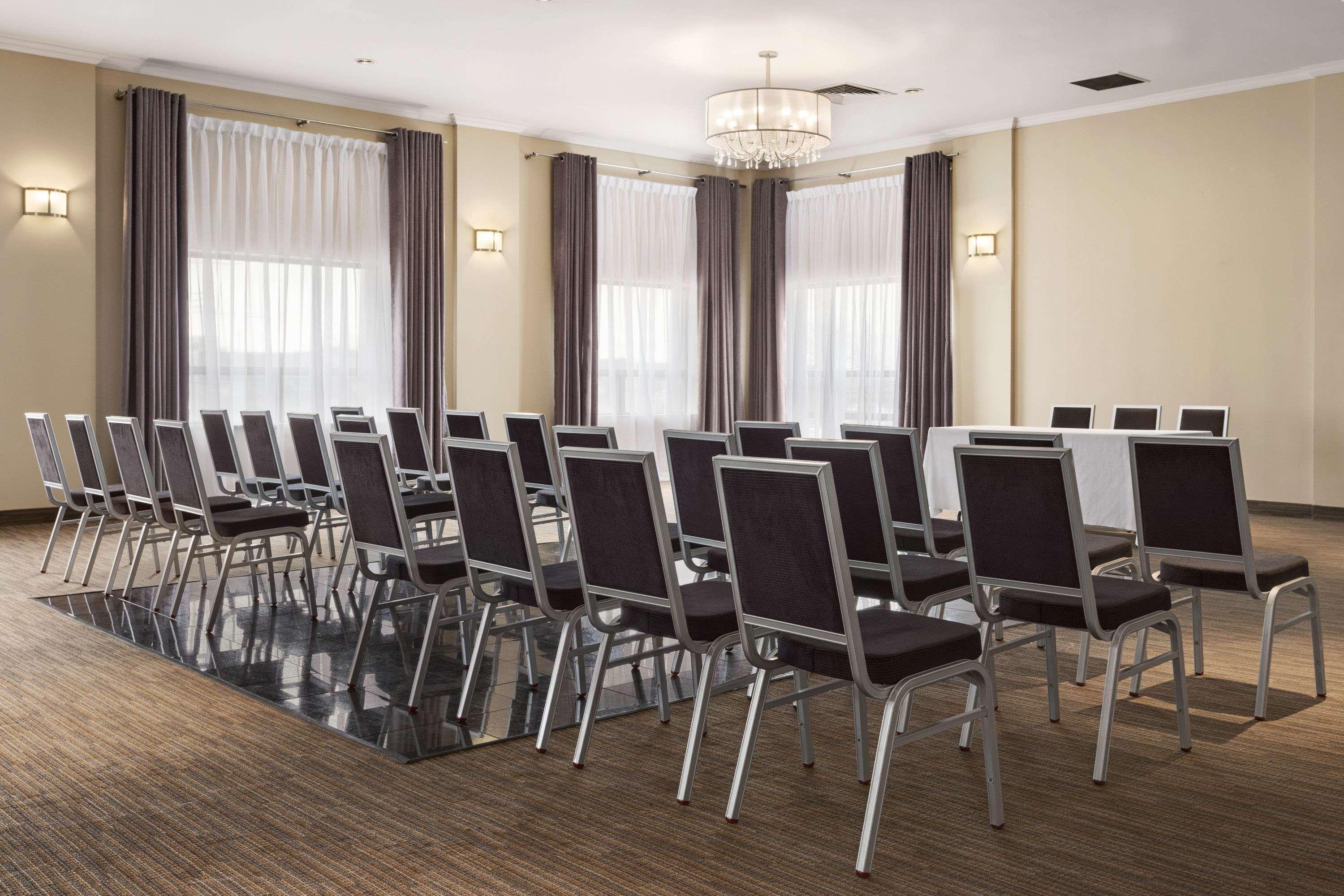 Days Inn By Wyndham Montreal Airport Conference Centre Dorval Bagian luar foto