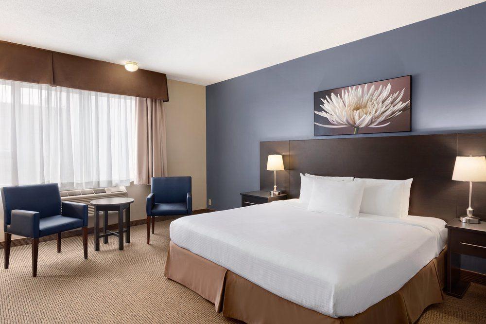 Days Inn By Wyndham Montreal Airport Conference Centre Dorval Bagian luar foto
