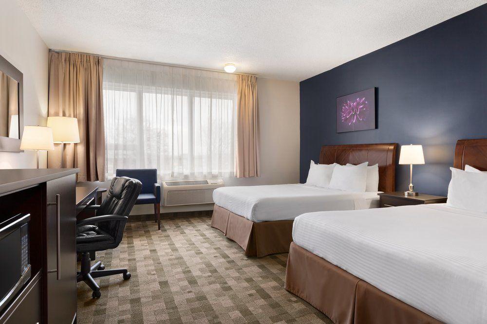 Days Inn By Wyndham Montreal Airport Conference Centre Dorval Bagian luar foto