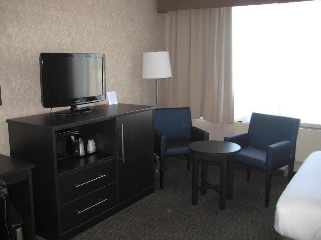 Days Inn By Wyndham Montreal Airport Conference Centre Dorval Bagian luar foto